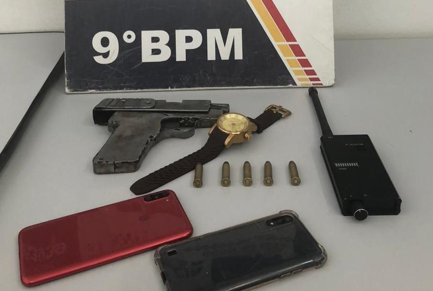 Mulher é detida com pistola artesanal e celular roubado na Capital