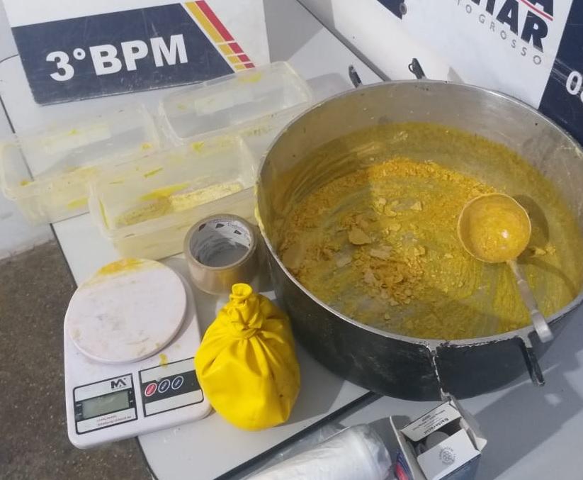 Policiais descobrem casa usada como laboratório na produção de entorpecente