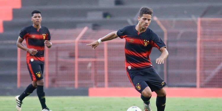 Meia-atacante Adryan assina contrato profissional com o Sport