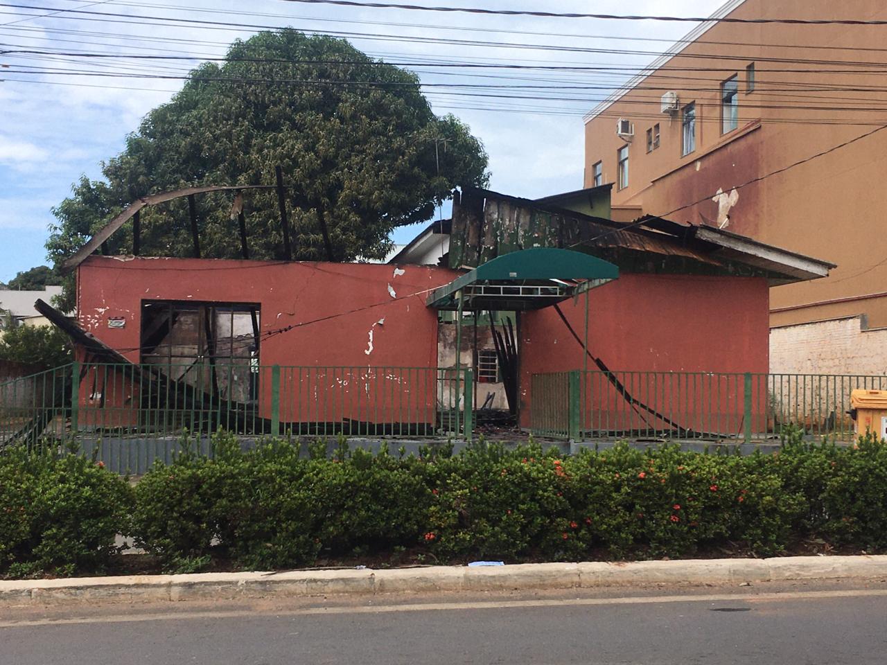 Em Lucas: Homem fica com 40% do corpo queimado durante incêndio em antigo hotel; veja o vídeo