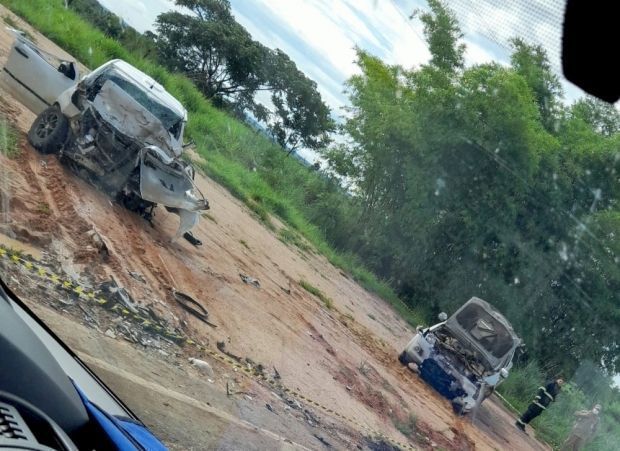 Colisão frontal na BR-163 deixa três vítimas, uma gravemente ferida