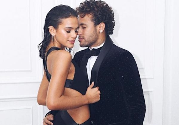 Neymar e Bruna Marquezine levam fãs a loucura