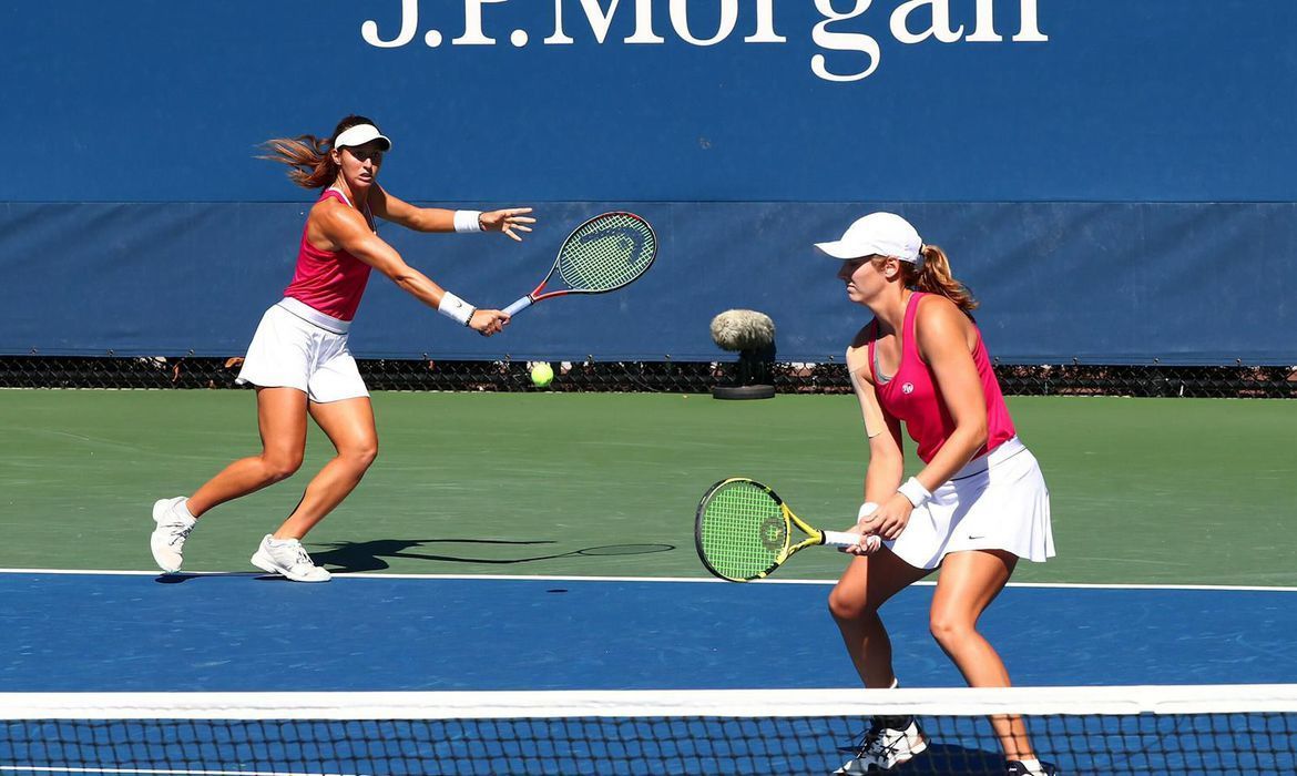 Dupla de Stefani vence de virada na estreia do WTA de Adelaide