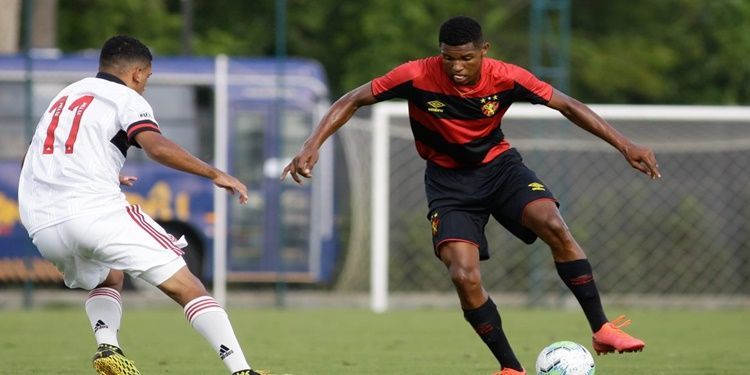 Weverson do Sport da base assina o primeiro contrato profissional