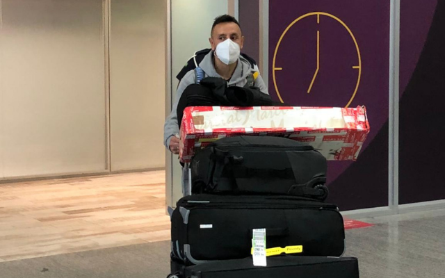 Rafinha desembarca no Rio de Janeiro e diz que vai sentar e conversar com o Flamengo