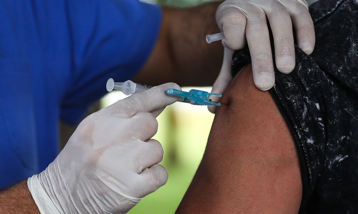 Mato Grosso inicia vacinação de idosos acima de 90 anos