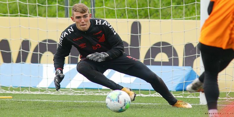 Léo Linck exalta o apoio paterno em sua carreira: “Batalhou para que eu chegasse no Athletico”