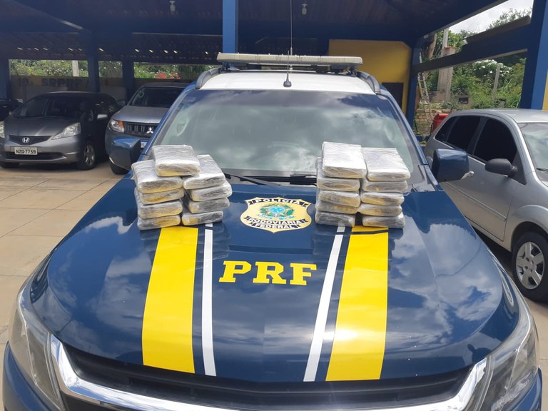 Cerco fechado ao narcotráfico: PRF na Bahia apreende 20kg de maconha e quase 400 papelotes de cocaína em abordagens distintas nas BR 116 e 242