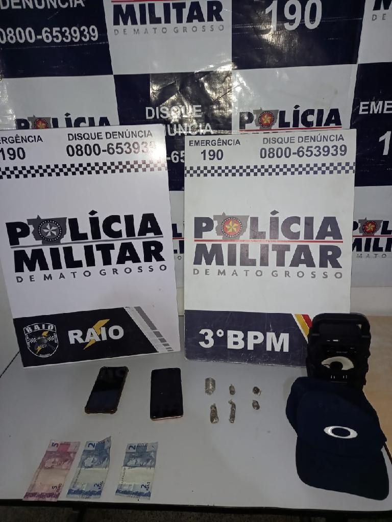 Homem é preso por tráfico em campo de futebol