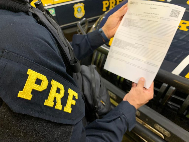Em Piripiri/PI: Através de uma denúncia anônima, homem foragido há sete anos é preso pela PRF em razão de Mandado de Prisão em aberto na BR 343