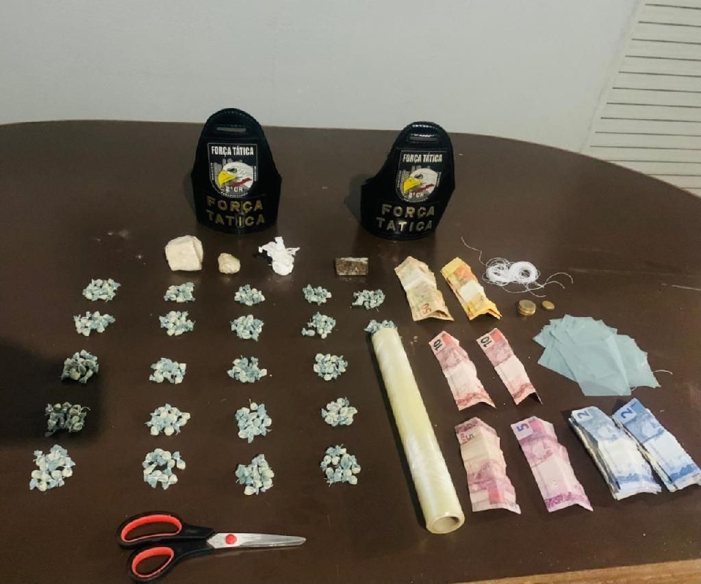 Força Tática fecha boca de fumo e prende família com mais de 200 porções de drogas