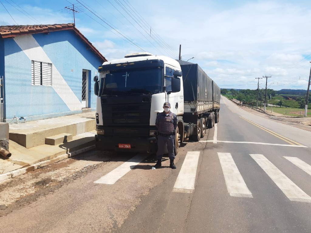 PM recupera caminhão carregado de soja roubado em MT