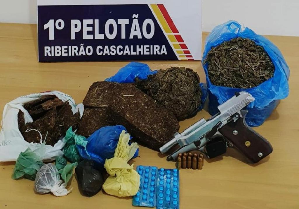 Suspeito é preso com pistola e drogas após ameaçar matar a mulher