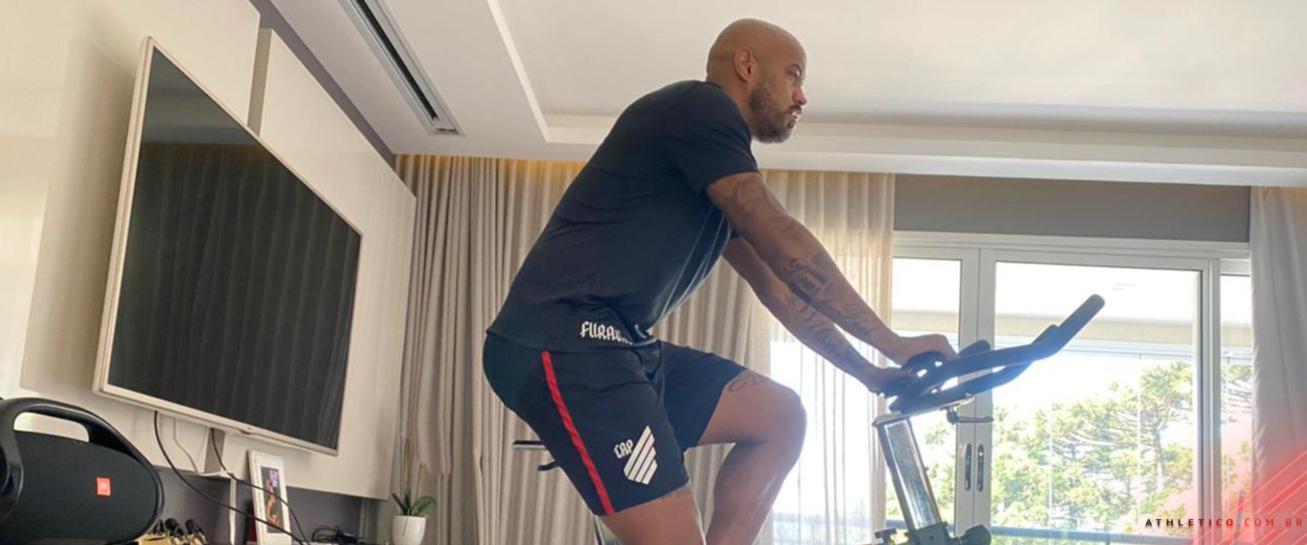 Jogadores do Athletico PR fazem treinamentos em casa