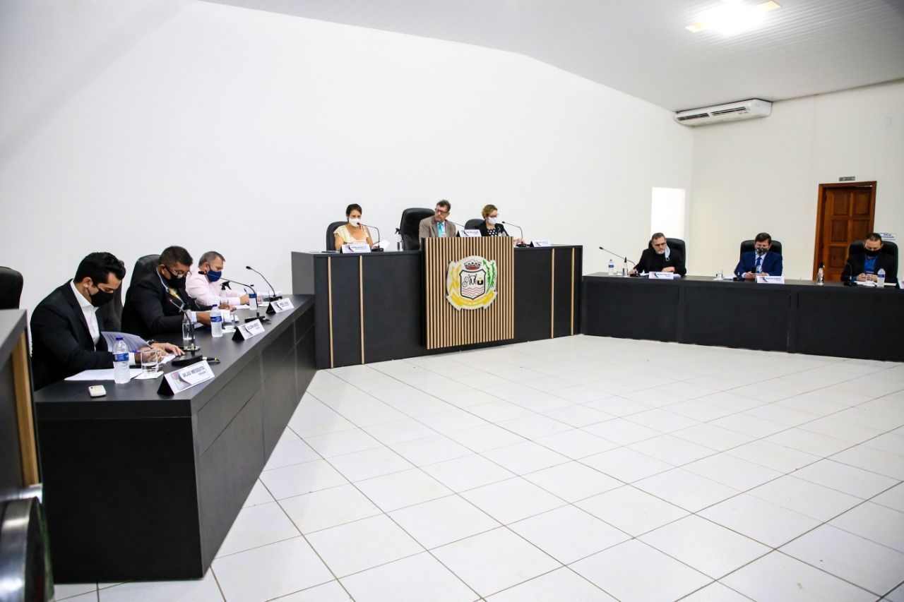 Vereadores homenageiam Sílvio Fávero durante abertura dos trabalhos nesta segunda-feira (15)