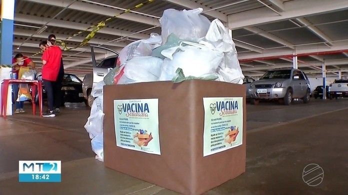 Idosos doam alimentos durante vacinação contra a Covid-19 em Tangará da Serra