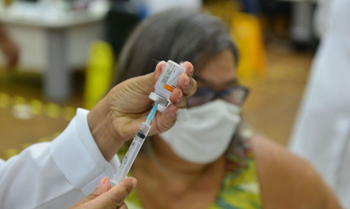 Conselho de Medicina cria posto para vacinar médicos do Rio