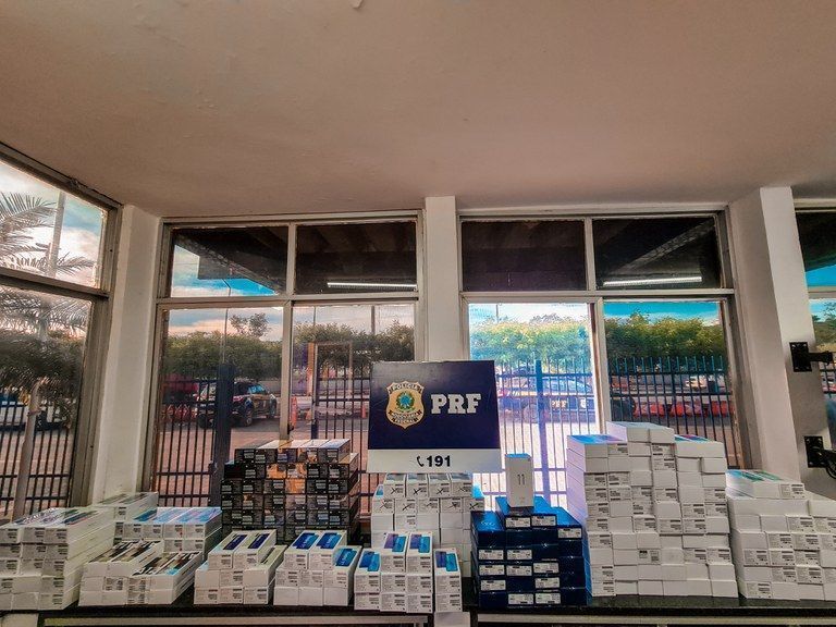 Em Barreiras (BA), PRF prende homem por porte ilegal de arma de fogo e apreende com ele mais de 250 celulares sem nota fiscal