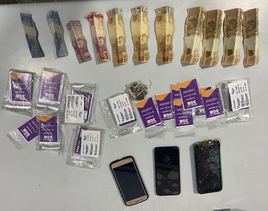 Monitorado foragido da justiça é pego com 82 chips e maconha no bairro Pedra 90