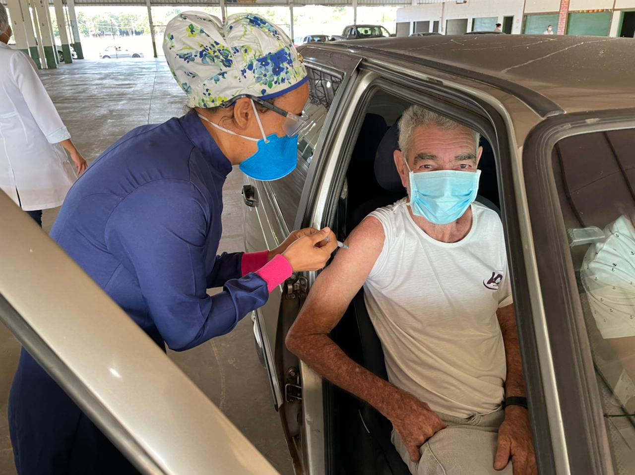 Lucas do Rio Verde terá vacinação em drive trhu no feriado desta quarta-feira (21)