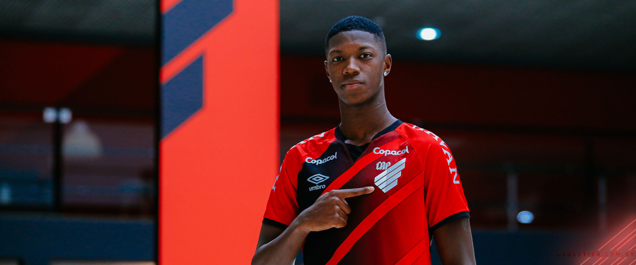 Athletico Paranaense: Matheus Babi é o novo reforço apresentado pela equipe