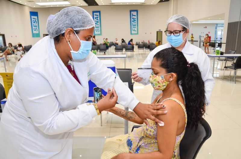 Jornalistas de Cuiabá comemoram primeira dose da vacina contra a covid-19