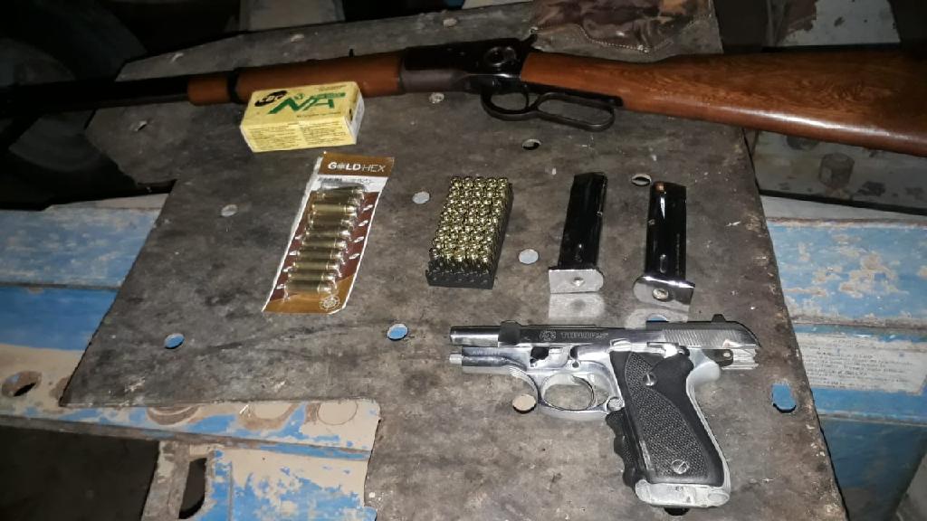 Homens são pegos com pistola e carabina em Santo Antônio do Leverger