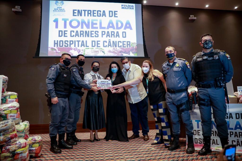 Primeira-dama e PM entregam 1 tonelada de proteína animal para o Hospital de Câncer