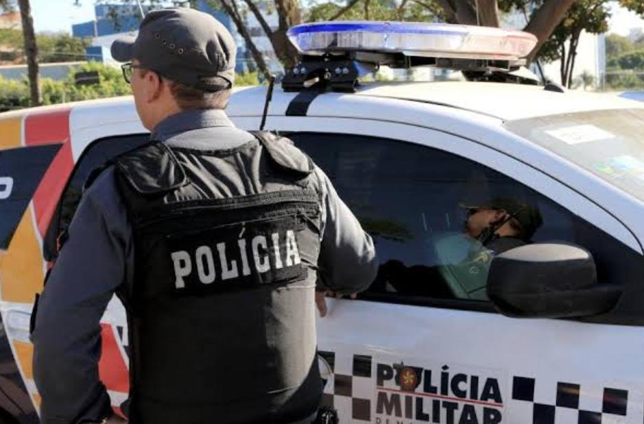 Motorista de Hilux é preso após chamar a polícia de macaco e gorila fardado