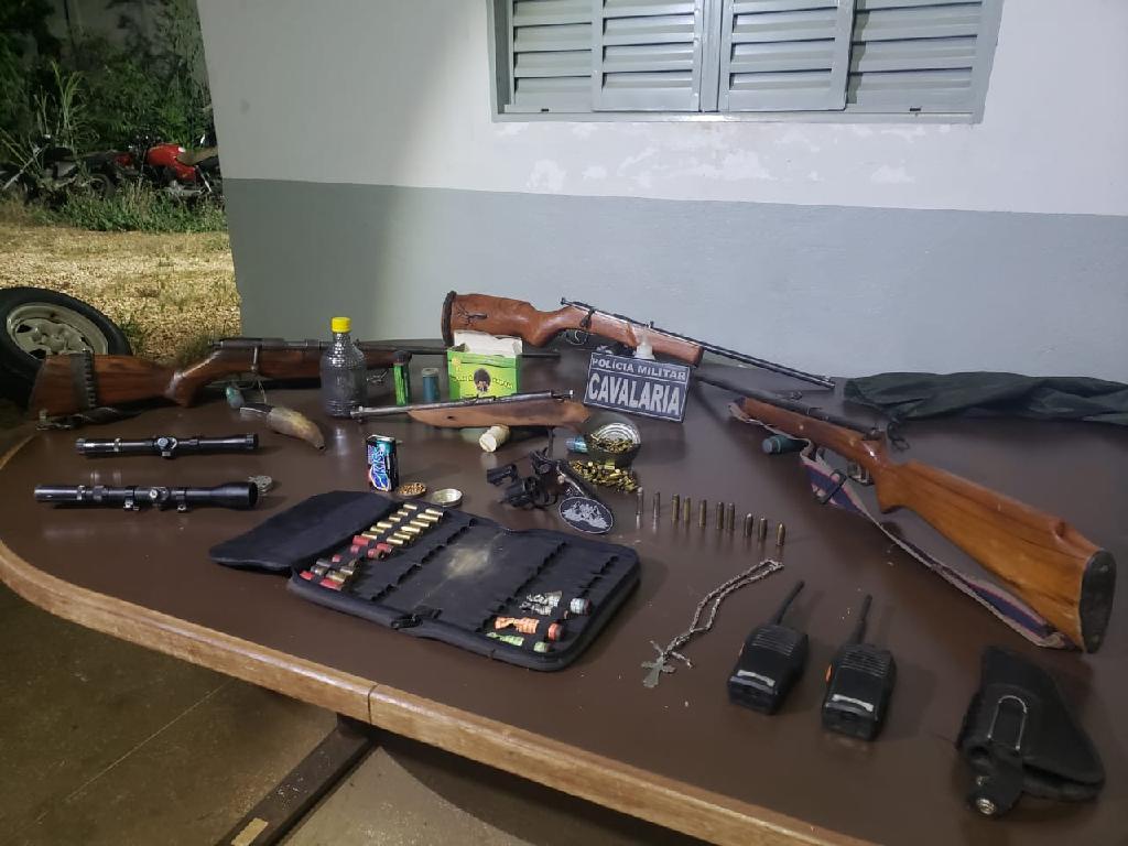 Cavalaria prende suspeito com armas de fogo, munições e farda do Exército Brasileiro