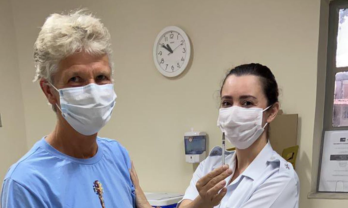 Pia Sundhage, de 61 anos, recebe 1ª dose da vacina contra covid-19