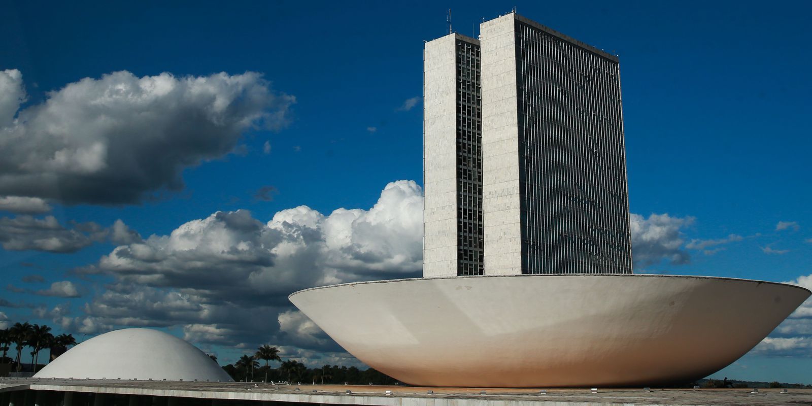 Congresso derruba veto de Bolsonaro que garante acesso à internet a alunos