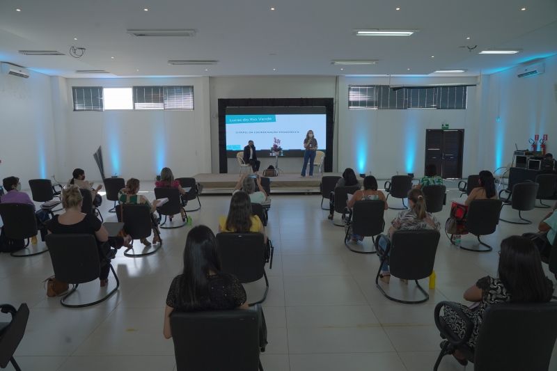 Curso de formação em ensino híbrido capacita profissionais da Educação em Lucas
