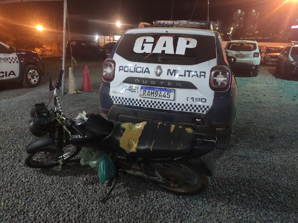 Dupla é rendida desmontando motocicleta na capital