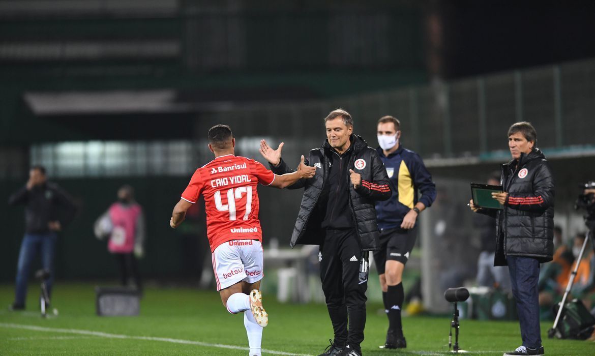 Campeonato Brasileiro: Internacional bate Chapecoense