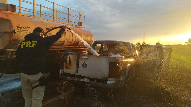 PRF apreende 1,2 tonelada de maconha em caminhonete incendiada com placas de Mato Grosso