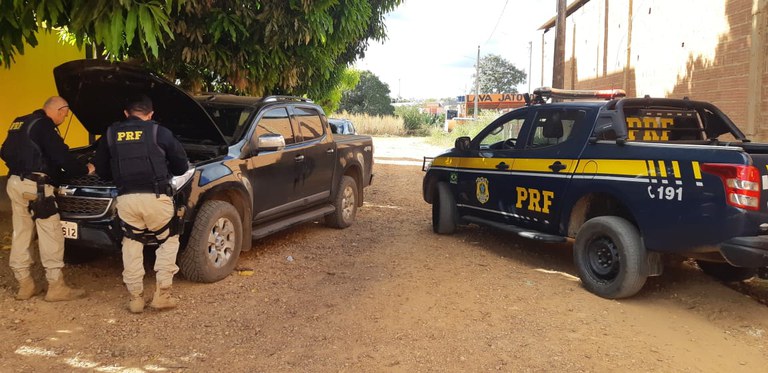 A casa caiu na BR-230: PRF apreende caminhonete originalmente branca que foi roubada e transitava pintada de preto