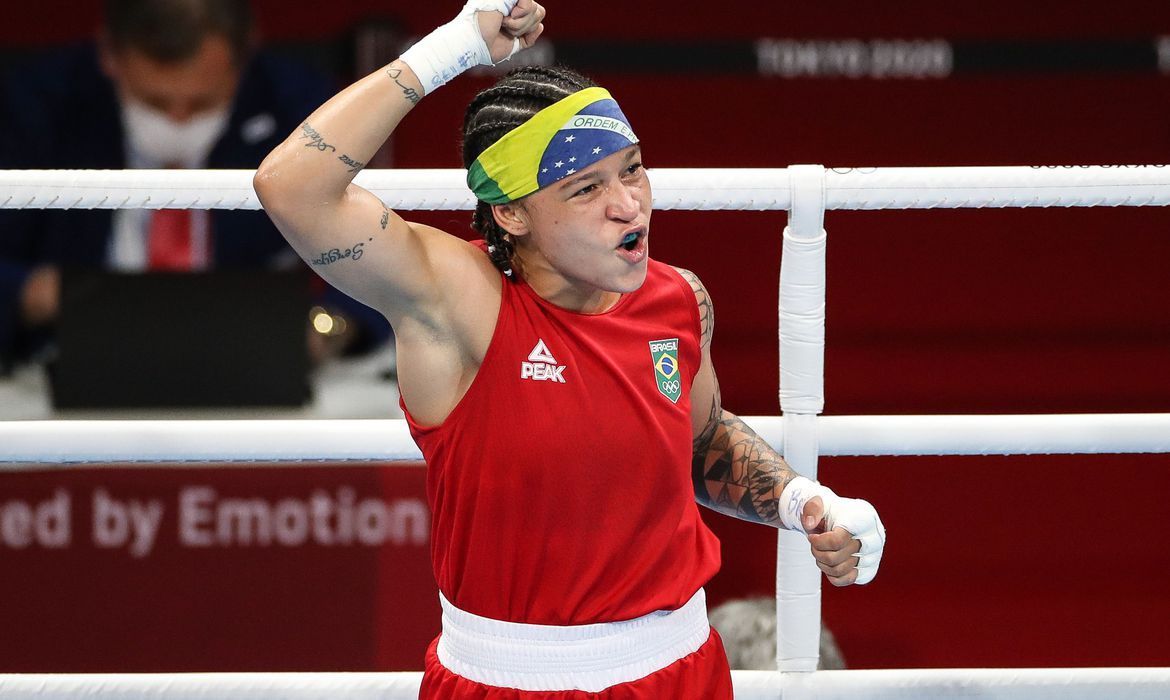 Deu no Poste: Bia Ferreira sobra na estreia no boxe e avança às quartas em Tóquio