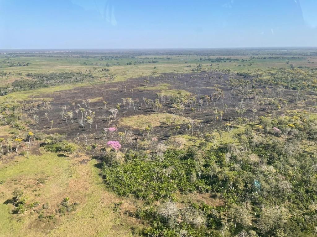 Corpo de Bombeiros atua para conter incêndio subterrâneo na Baía dos Guató