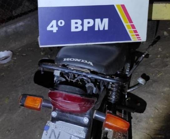 PM detém jovem por direção perigosa e descobre motocicleta adulterada