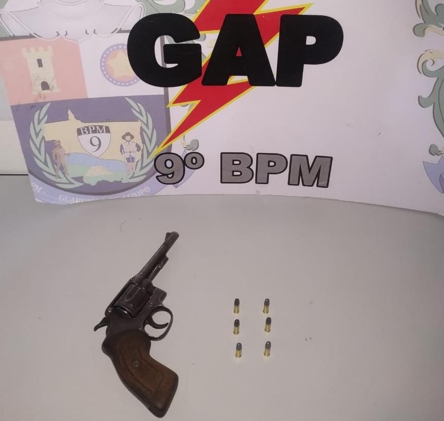 Policiais apreendem revólver e pescado fora de medida na Capital