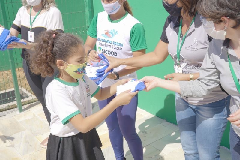 Projeto Nós Podemos Nadar entrega toucas de natação aos alunos da Escola Cecília Meireles