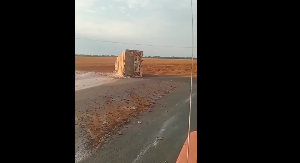 Caçamba carregada com calcário tomba na estrada da Morocó