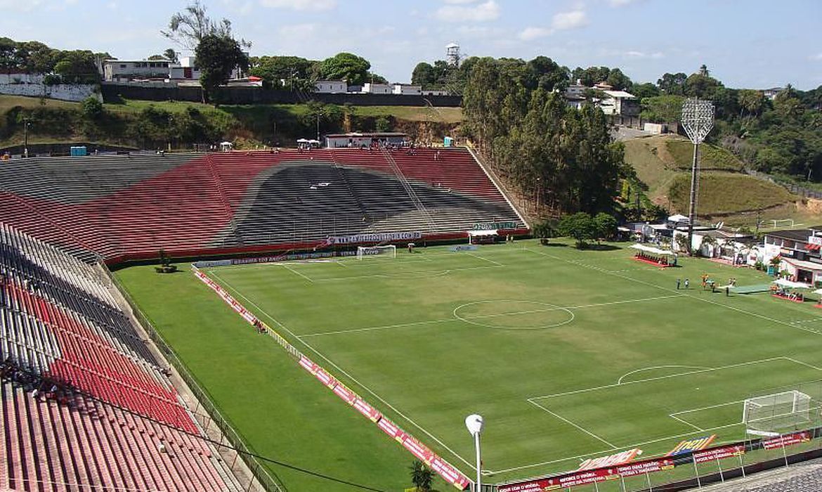 Após eliminações na Copa do Brasil, Vitória e Vasco duelam na Série B