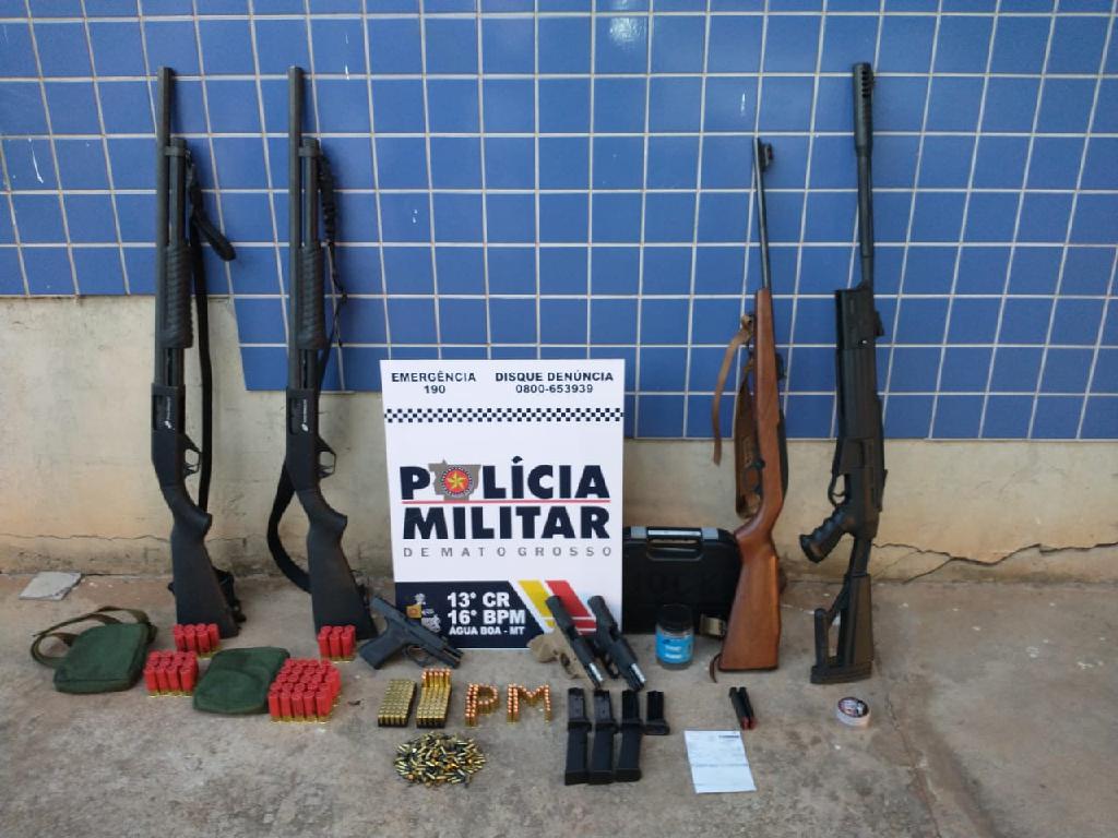 PM prende dois jovens com 425 munições e cinco armas de fogo em Nova Nazaré