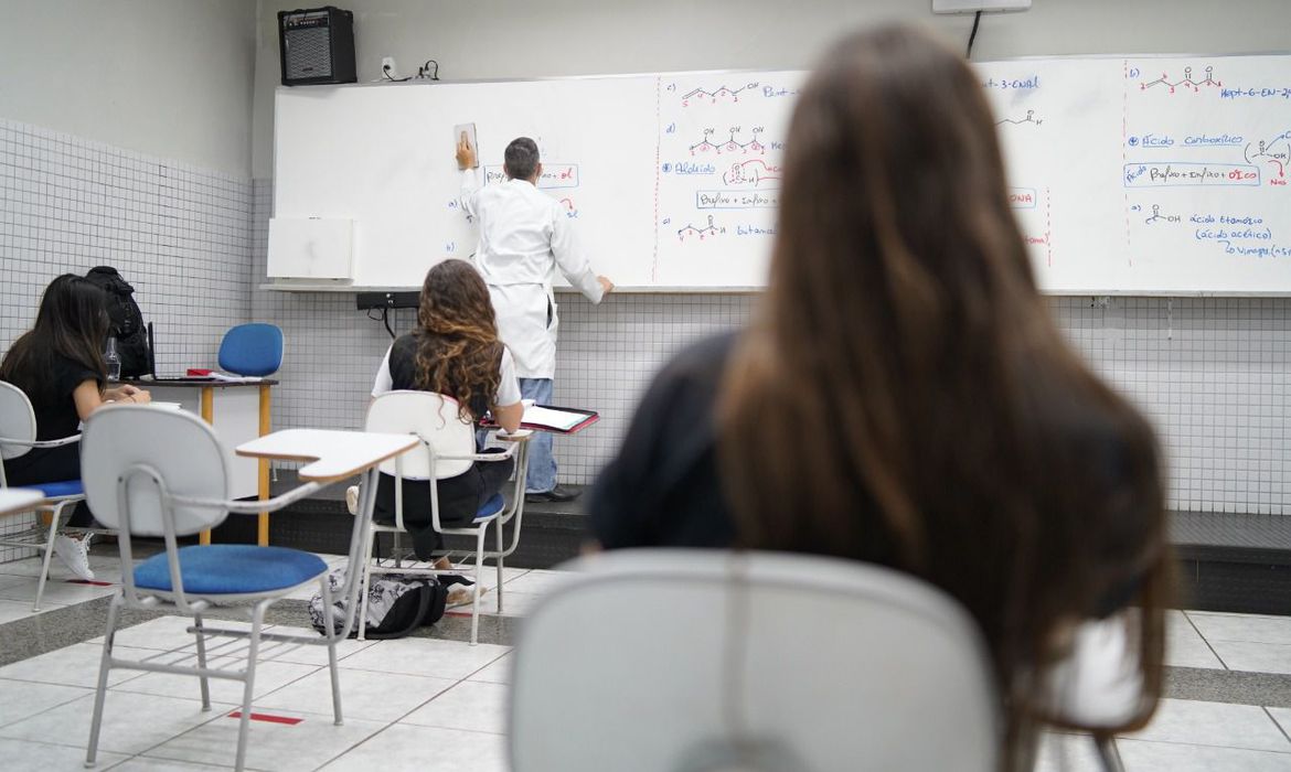 MEC anuncia apoio a itinerário formativo do novo ensino médio