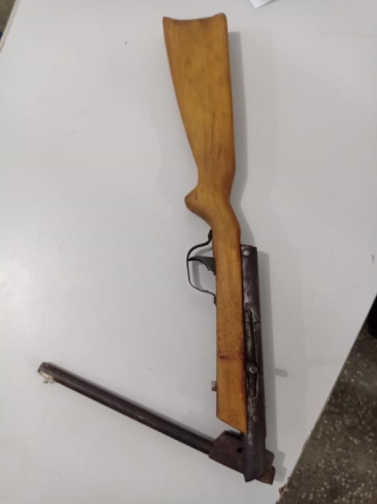 Mãe e filho são presos com arma de fogo artesanal em  Assentamento