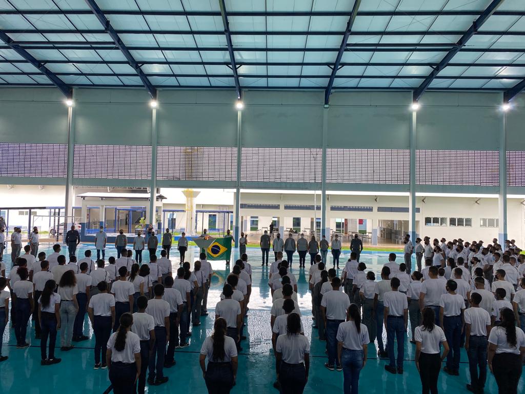 Alunos da Escola Militar Tiradentes participam de cerimônia do Dia da Bandeira