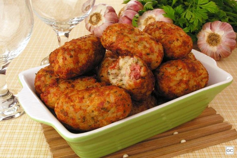 O que fazer com sobras de arroz? que tal um Bolinho de arroz com calabresa?