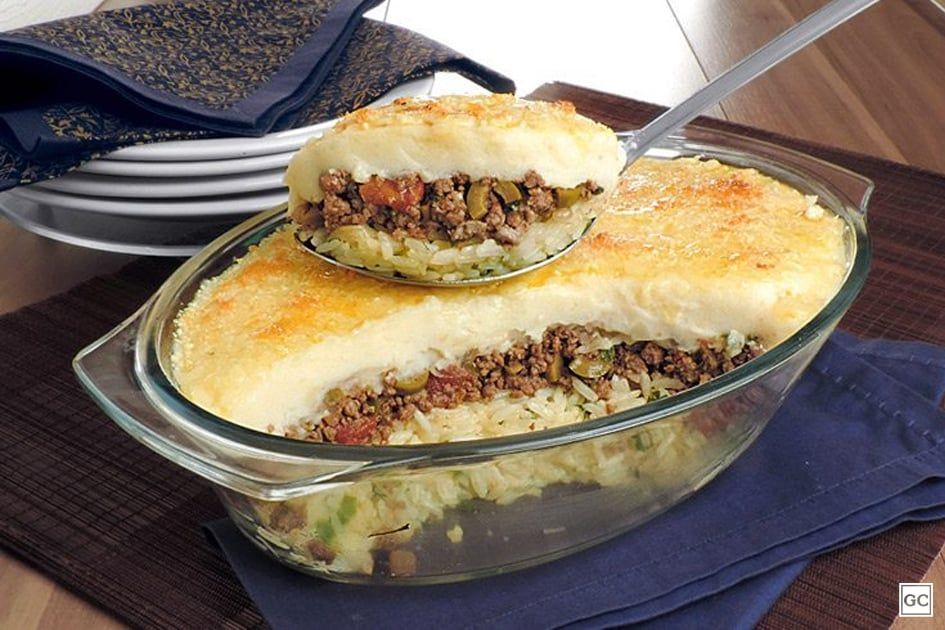 Escondidinho de arroz com carne moída e purê de batata